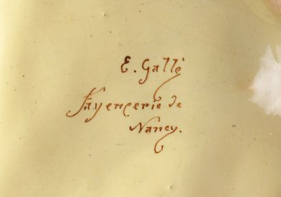 Émile GALLÉ - (1848-1904) Faïencerie de Nancy.
Boite cigale en faïence polychrome.
L....