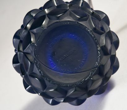 RENE LALIQUE (1860-1945) Lampe Artichaut en verre moulé-pressé de couleur bleu nuit.
Signée...