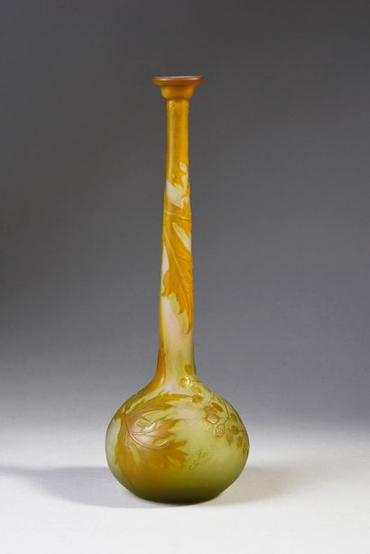 GALLÉ - Établissements (1904 - 1936) Vase soliflore piriforme à col long et évasé,...
