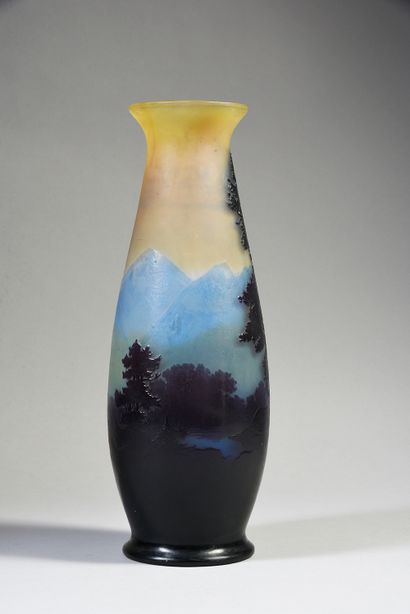 GALLÉ Émile (1846-1904).Établissements Vase balustre en verre multicouche, à décor...