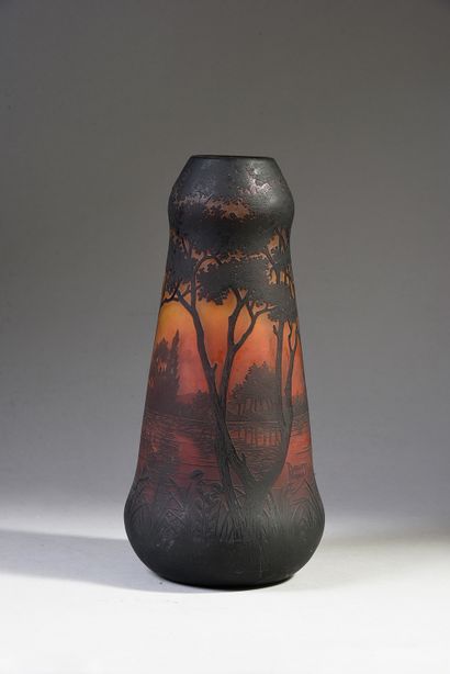 DAUM Nancy Vase de forme tronconique à renflement au col, en verre multicouche à...