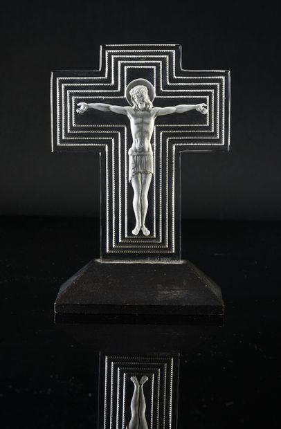 RENE LALIQUE (1860-1945) Crucifix modèle « Christ » en verre blanc moulé et pressé...