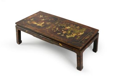 null Table basse, le plateau orné d'un panneau de laque de Chine (petits éclats)
H....