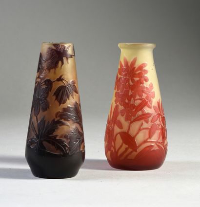 GALLÉ - Établissements (1904-1936) Vase piriforme à col évasé, épreuve en verre multicouche,...