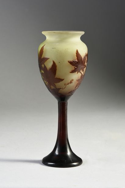 GALLÉ - Établissements (1904-1936) Vase de forme calice, épreuve en verre multicouche,...