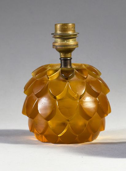 RENE LALIQUE (1860-1945) Lampe Artichaut en verre moulé-pressé de couleur jaune ambré.
Signée...