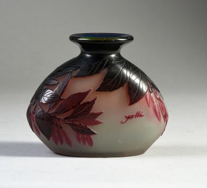null Vase de forme libre en verre multicouche à décor de fuchsias dégagé à l'acide,...