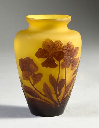 GALLÉ - Établissements (1904-1936) Vase balustre, épreuve en verre multicouche, décor...