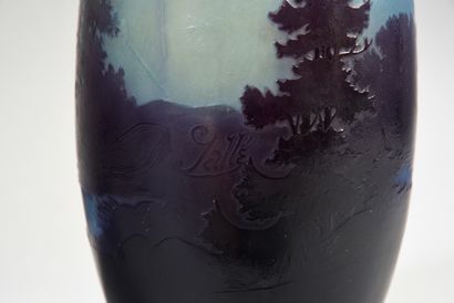 GALLÉ Émile (1846-1904).Établissements Vase balustre en verre multicouche, à décor...