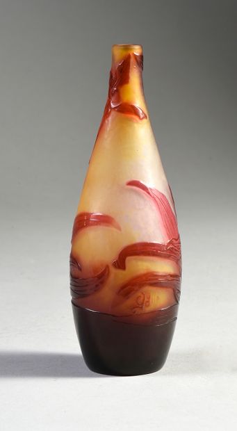 GALLÉ - Établissements (1904-1936) Vase soliflore de forme piriforme, épreuve en...
