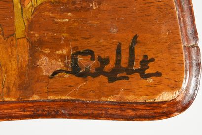 Emile GALLE (1848-1904) Table aux pivoines décor en marqueterie, reposant sur quatre...