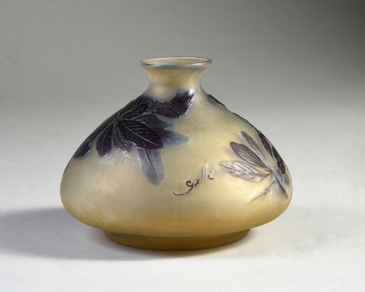 GALLÉ - Établissements (1904-1936) Vase rond et plat à col galbé sur talon, épreuve...