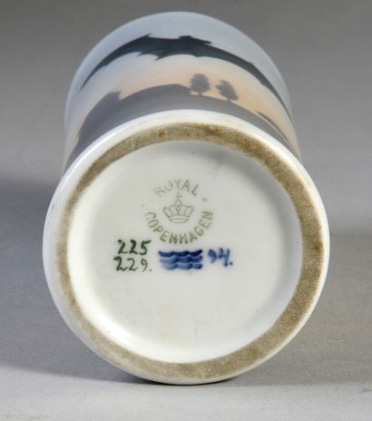 ROYAL COPENHAGEN. Vase en porcelaine à décor émaillé polychrome d'envol de chauve-souris.
Cachet...