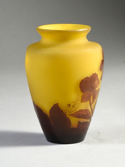 GALLÉ - Établissements (1904-1936) Vase balustre, épreuve en verre multicouche, décor...