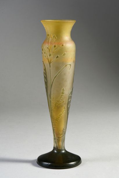 GALLÉ - Établissements (1904-1936) Vase fuselé sur piédouche à col resserré, épreuve...