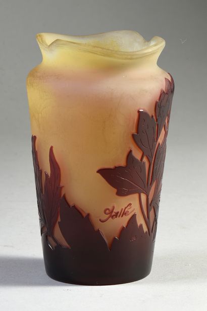 GALLÉ - Établissements (1904-1936) Vase à col doublé, épreuve en verre multicouche,...