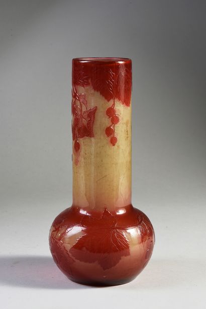 GALLÉ - Établissements (1904-1936) Vase à panse enflée et col tubulaire, épreuve...