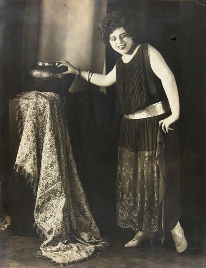 Frantisek Drtikol (1883-1961) Jeune femme dans un intérieur Art déco.
Tirage photographique.
22...