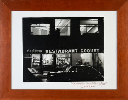 WEISS Sabine (1924-2021) Les deux amoureux du restaurant Coquet.
Photographie N&B,...