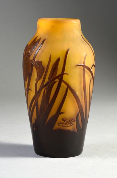 GALLÉ - Établissements (1904-1936) Vase de forme balustre, épreuve en verre multicouche,...