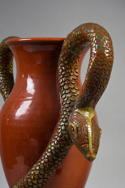 MARAIS Jean (1913-1998) Grand vase aux serpents.
Terre cuite vernissée, signée sur...