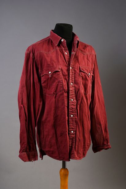 null JOHNNY HALLYDAY : 1 ensemble de 2 chemises western rouges, de marque Levi's...