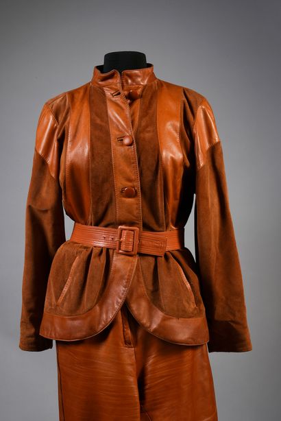 null LINDA DE SUZA : 1 ensemble, pantalon-veste et cape, en cuir marron, confectionné...