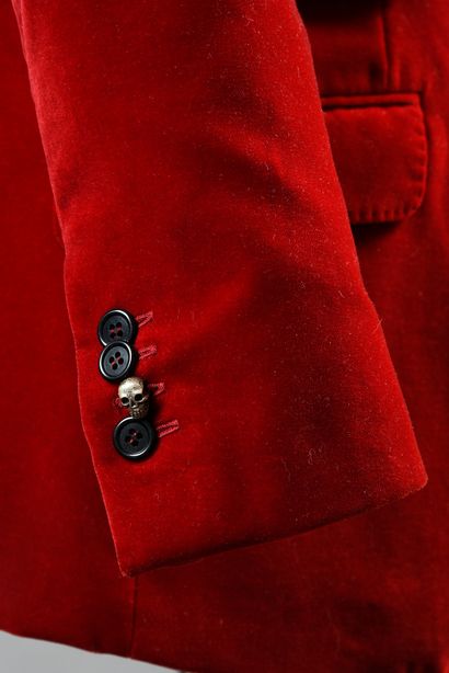 null JOHNNY HALLYDAY : 1 veste “Frontrunner” en velours rouge. La styliste pour le...