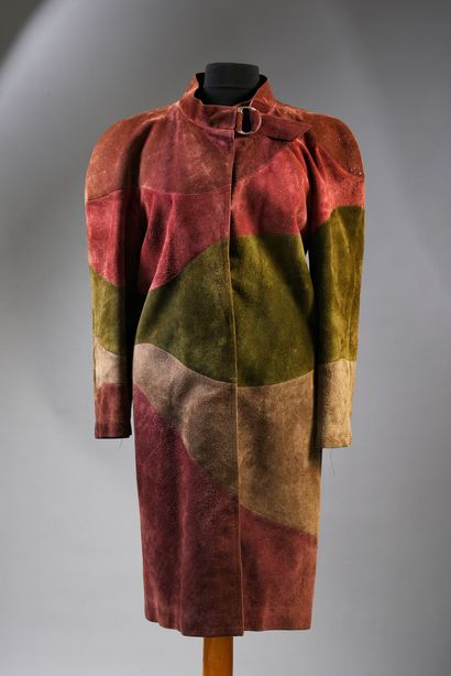 null LINDA DE SUZA : 1 manteau en daim, rouge, brun, vert et taupe, de marque Pierre...