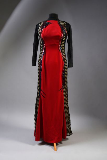 null LINDA DE SUZA : 1 robe longue de scène rouge et noire, manche longue en voile...
