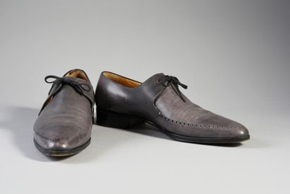 null JOHNNY HALLYDAY : 1 pair of shoes Gérard Séné, grey leather, used by the rocker...