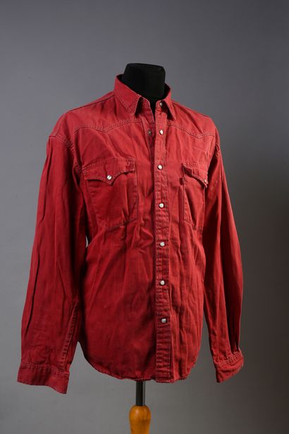 null JOHNNY HALLYDAY : 1 ensemble de 2 chemises western rouges, de marque Levi's...