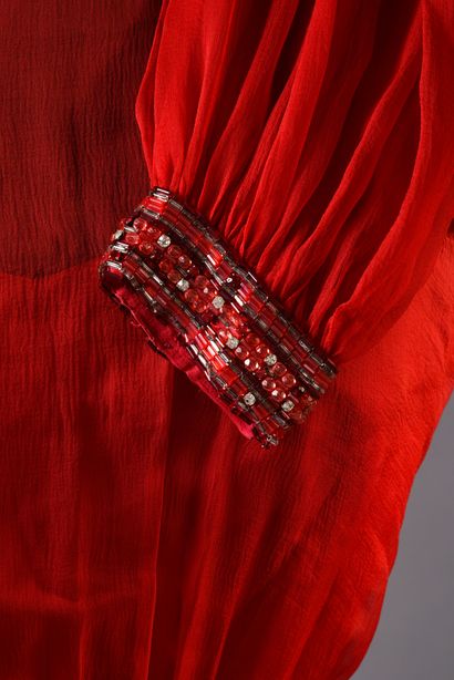 null 
LINDA DE SUZA: 1 red long stage dress, in crepe veil on bustier, long sleeves,...
