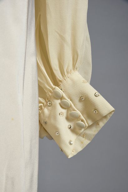 null LINDA DE SUZA : 1 robe longue de scène blanche, en acrylique portée par l'artiste...