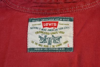null JOHNNY HALLYDAY : 1 ensemble de 2 chemises western rouges, de marque Levi's...