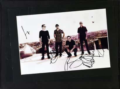U2 : Famous Irish rock band from Dublin, formed in 1976. 1 photo signed by the four...