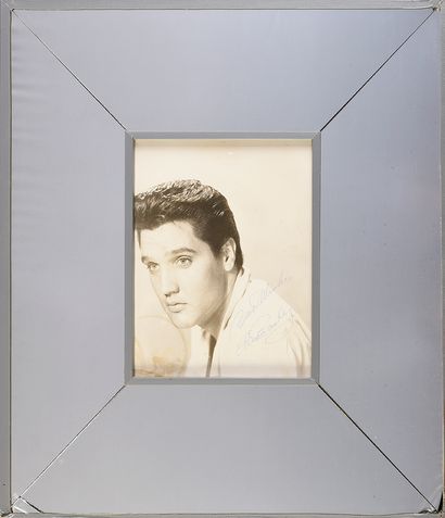 ELVIS PRESLEY (1935/1977) : Chanteur et acteur américain. 1 photo dédicacée. Format...