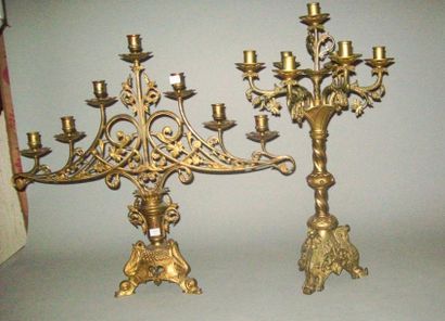 null Garniture d'autel néo-gothique en bronze doré, seconde moitié du XIXe siècle,...