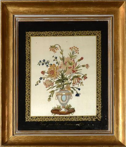 null Vase fleuri, broderie datée 1847, réalisée par E. Martinière sur satin crème,...