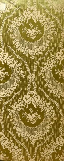 null Damas bicolore de style Louis XVI, soie, fond satin vert décor crème d'un couple...