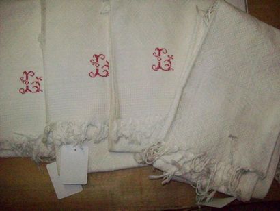 null Réunion de six serviettes en coton façonné, fin XIXe siècle, deux variantes...