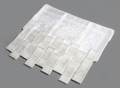 null Nappe et ses dix-huit serviettes en coton damassé, vers 1870-1880, double couronne...