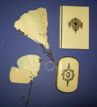 null Quatre accessoires de dame, 1850-1900, carnet de bal et étui à crayon en métal...