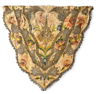 null Pièce d'estomac, vers 1730-1740, en damas ivoire; fleuron central entouré de...