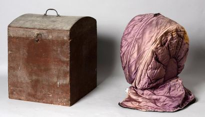 null Calèche, vers 1800-1820, satin de soie violet piqué en rectangles et monté sur...