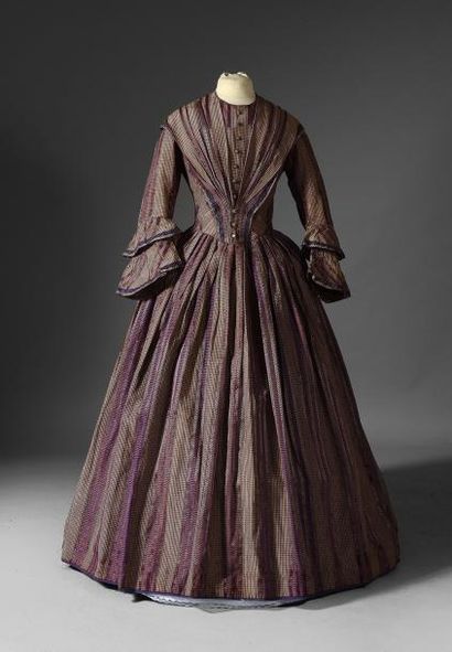 null Robe vers 1845-1850, façonné quadrillé soie et coton à dominante violet et gris....