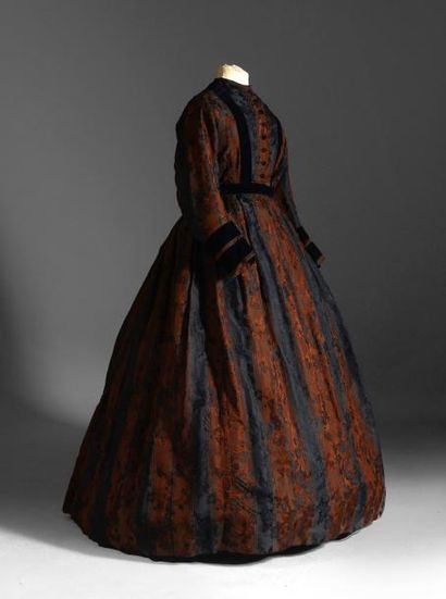 null Robe vers 1860, en pékin façonné soie, noir et chocolat, à dessin de guirlandes...