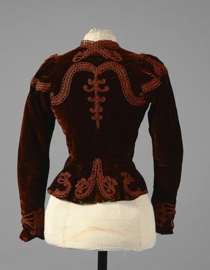 null Elégant corsage de robe vers 1870-1880, en velours de soie chocolat soutaché...