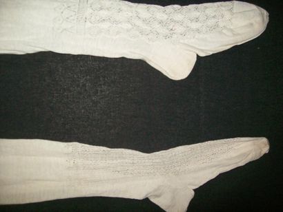 null Deux paires de bas, première moitié du XIXe siècle, en jersey de coton ajouré,...