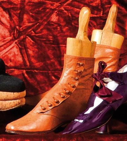 null Deux paires de chaussures, vers 1880, l'une en cuir brun l'empeigne orné d'un...
